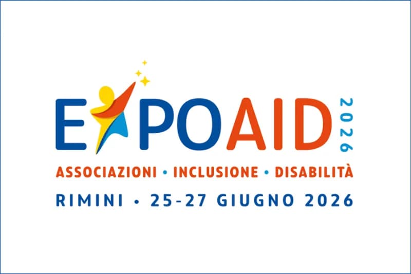 Il Palacongressi di Rimini durante ExpoAid 2026, con persone con disabilità, familiari e operatori che partecipano a seminari e attività inclusive